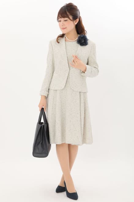 オフホワイトのツイードノーカラーセレモニースーツセット