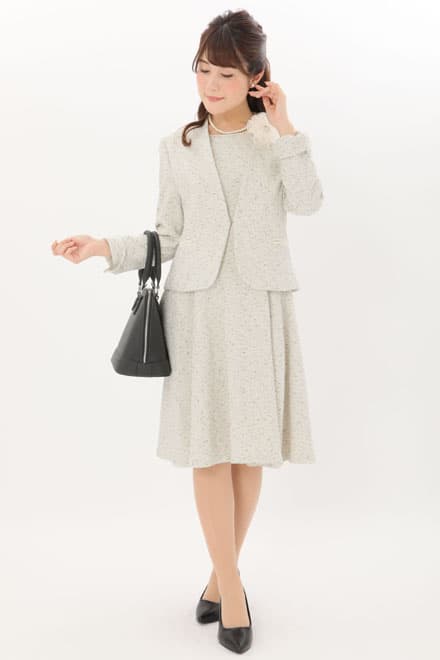 オフホワイトのツイードノーカラーセレモニースーツセット