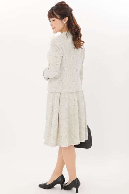 オフホワイトのツイードノーカラーセレモニースーツセット