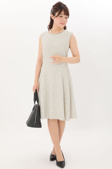 オフホワイトのツイードノーカラーセレモニースーツセット