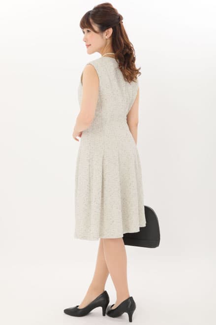 オフホワイトのツイードノーカラーセレモニースーツセット