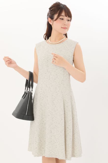 オフホワイトのツイードノーカラーセレモニースーツセット