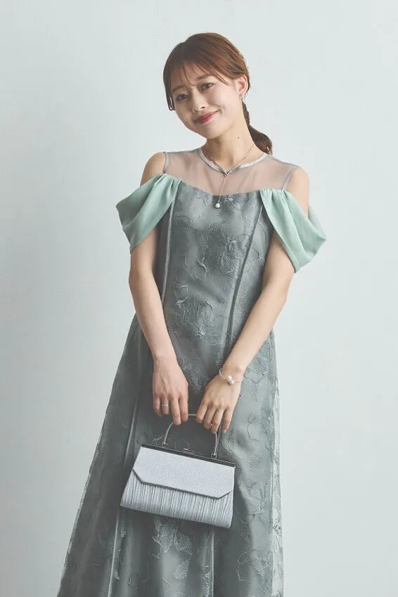 シルバーのYシェイプネックレス