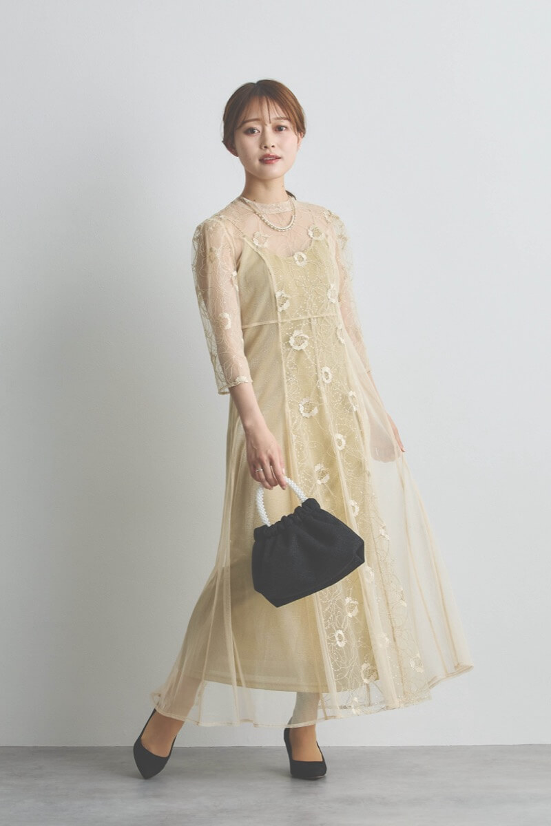 ブラックのパールハンドルバッグ