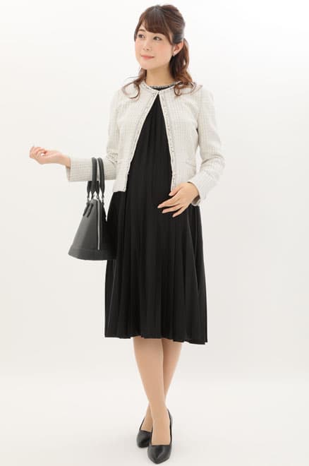 ブラックのプリーツワンピースフリンジジャケット付きセレモニースーツセット