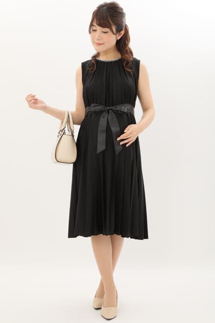 ブラックのプリーツワンピースフリンジジャケット付きセレモニースーツセット