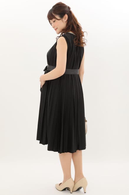 ブラックのプリーツワンピースフリンジジャケット付きセレモニースーツセット