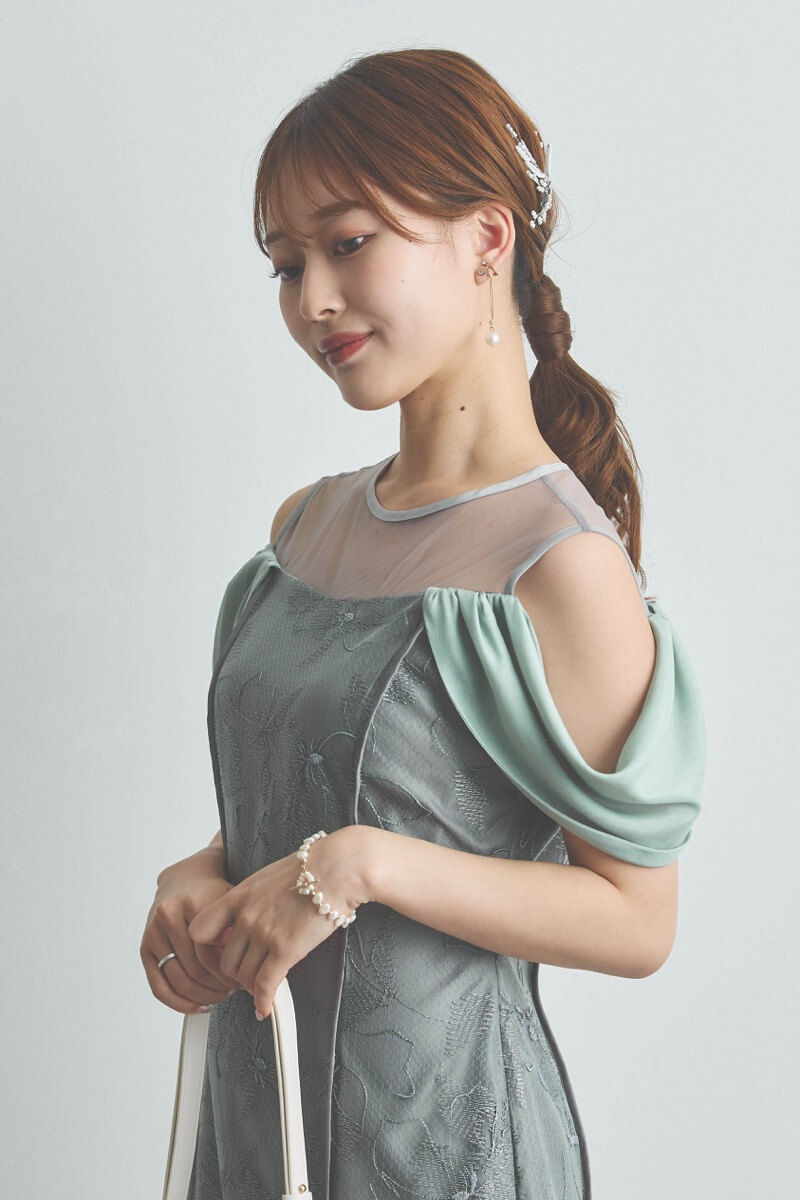 ゴールドのフープイヤリング