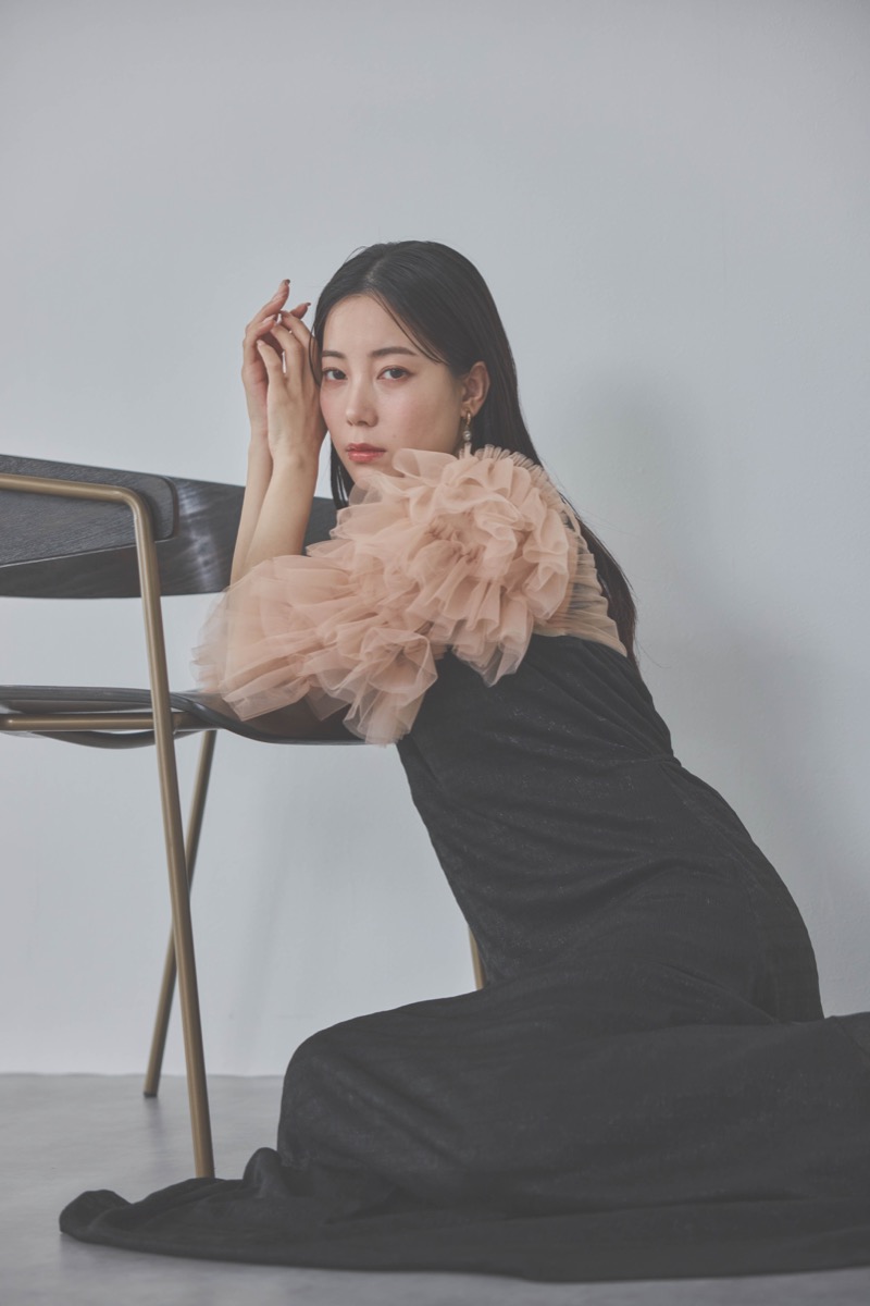 ブラックのティアードフリルボレロドレス