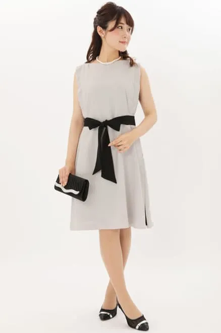 ライトグレー×ブラックのスリット切替ドレス