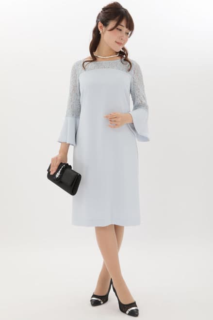 ブルーのベルスリーブIラインドレス