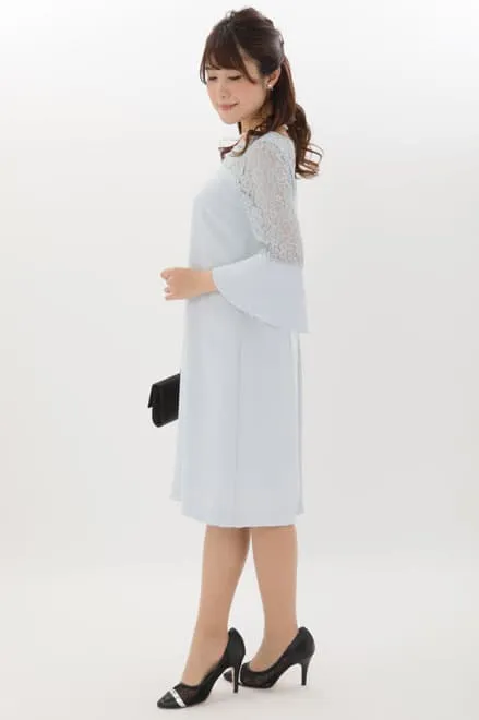 ブルーのベルスリーブIラインドレス