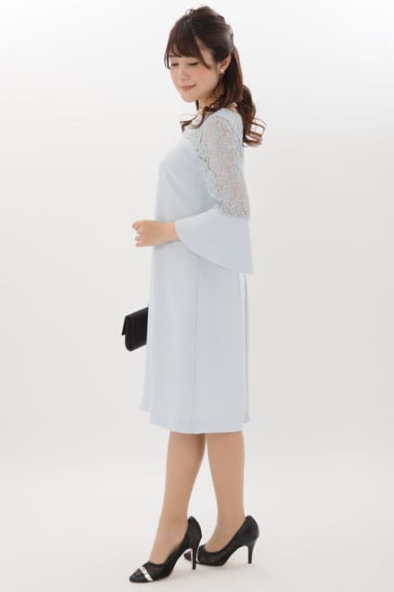 ブルーのベルスリーブIラインドレス