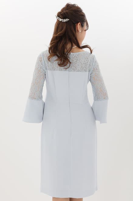 ブルーのベルスリーブIラインドレス