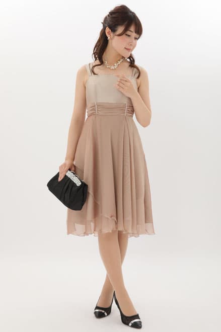 ピンクベージュのスクエアネックシフォンドレス