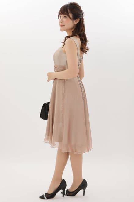 ピンクベージュのスクエアネックシフォンドレス