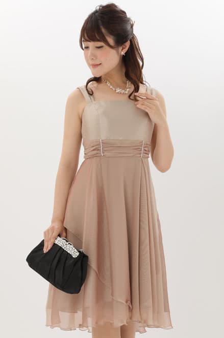 ピンクベージュのスクエアネックシフォンドレス