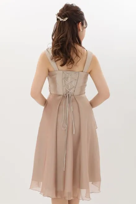 ピンクベージュのスクエアネックシフォンドレス