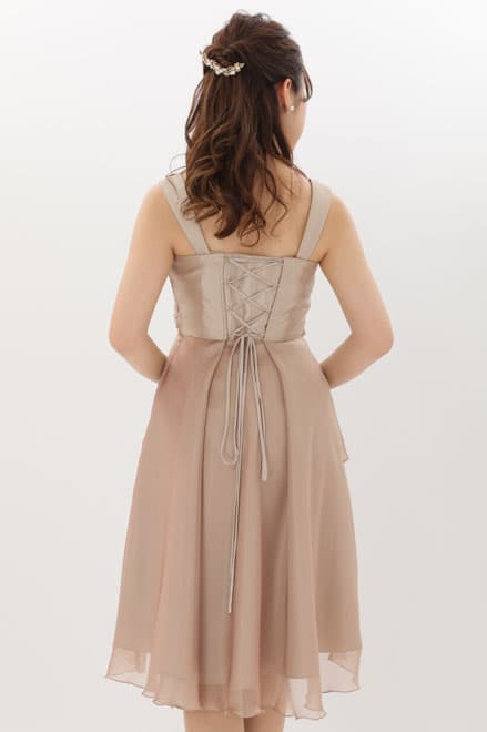 ピンクベージュのスクエアネックシフォンドレス