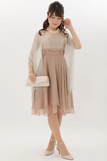 ピンクベージュのスクエアネックシフォンドレス