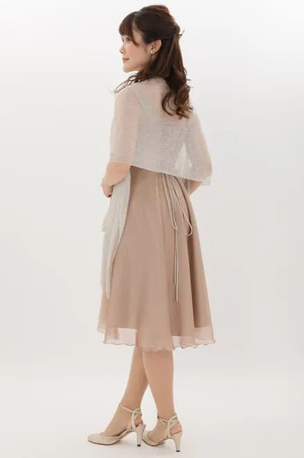 ピンクベージュのスクエアネックシフォンドレス