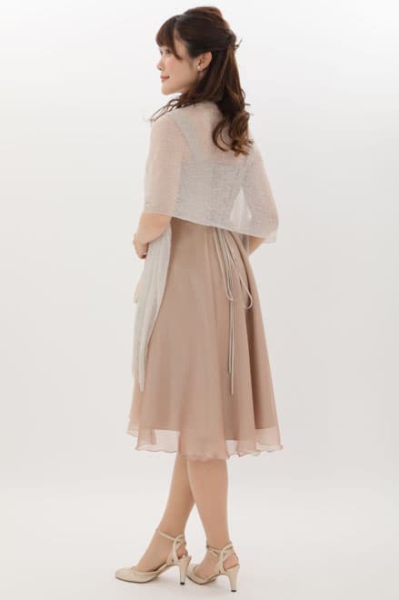 ピンクベージュのスクエアネックシフォンドレス