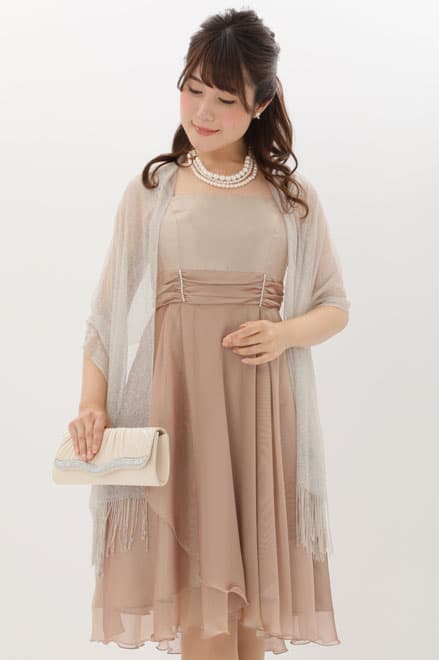ピンクベージュのスクエアネックシフォンドレス