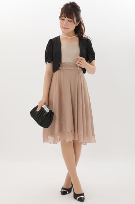 ピンクベージュのスクエアネックシフォンドレス