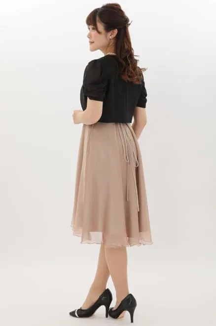 ピンクベージュのスクエアネックシフォンドレス