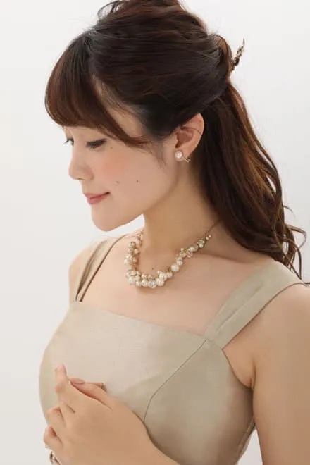 ピンクベージュのスクエアネックシフォンドレス