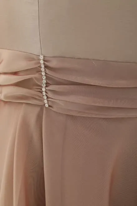 ピンクベージュのスクエアネックシフォンドレス