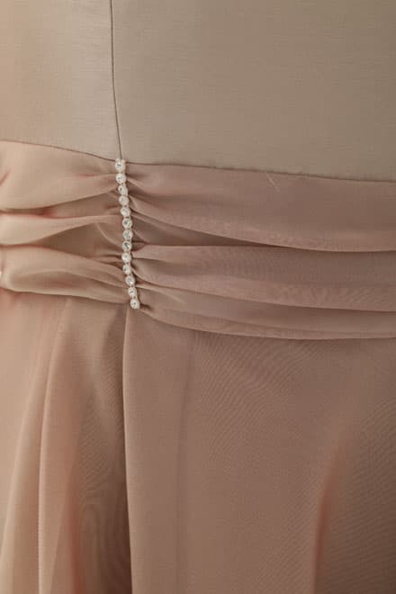 ピンクベージュのスクエアネックシフォンドレス