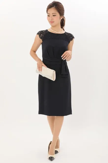 ネイビーのショルダーレースタイトドレス