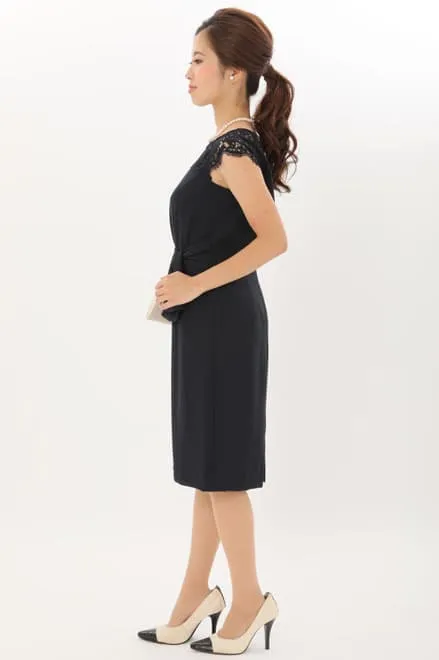 ネイビーのショルダーレースタイトドレス