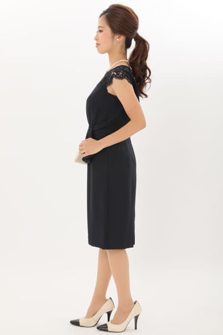 ネイビーのショルダーレースタイトドレス