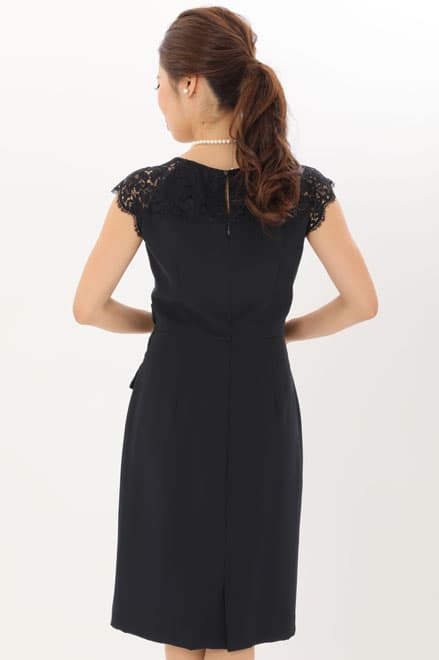 ネイビーのショルダーレースタイトドレス