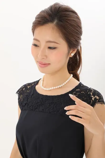 ネイビーのショルダーレースタイトドレス