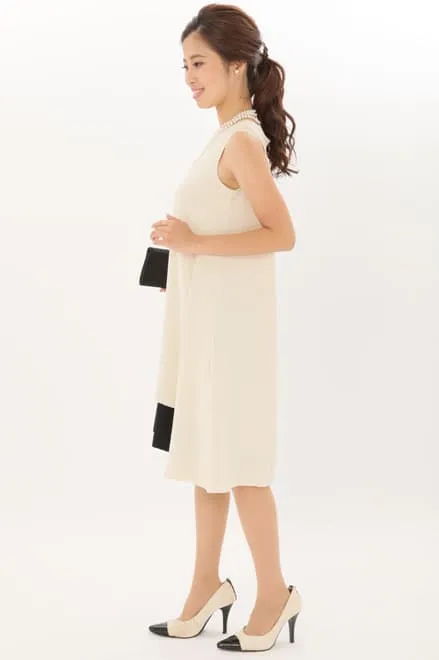 ライトベージュ×ブラックの配色テントラインドレス