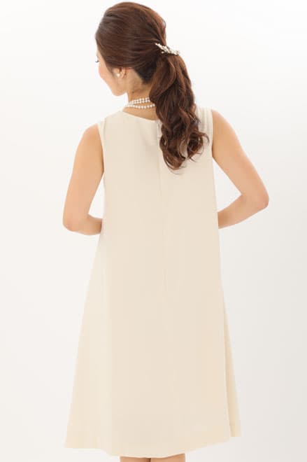 ライトベージュ×ブラックの配色テントラインドレス