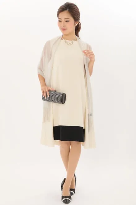 ライトベージュ×ブラックの配色テントラインドレス