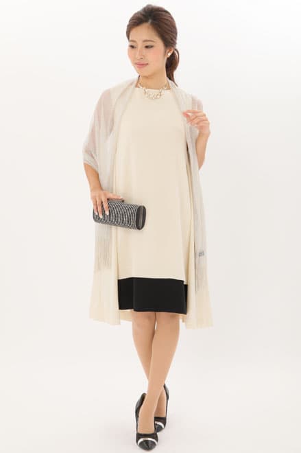 ライトベージュ×ブラックの配色テントラインドレス