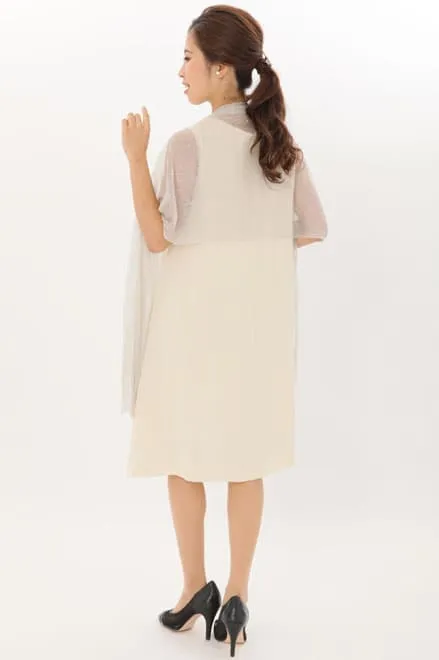 ライトベージュ×ブラックの配色テントラインドレス