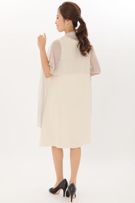 ライトベージュ×ブラックの配色テントラインドレス