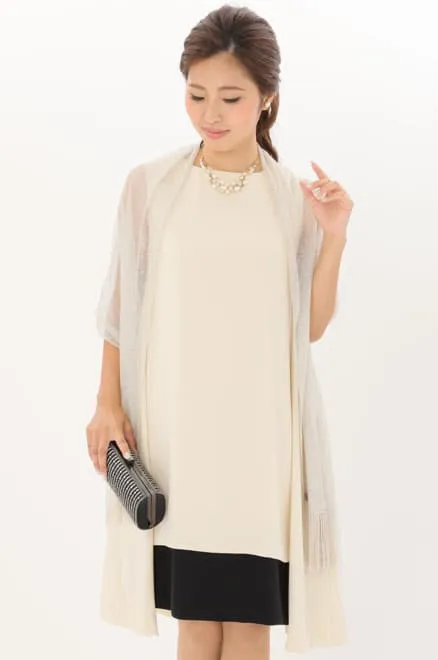 ライトベージュ×ブラックの配色テントラインドレス