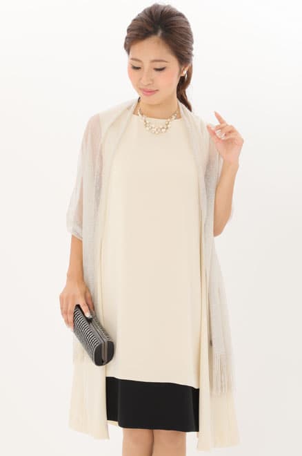 ライトベージュ×ブラックの配色テントラインドレス