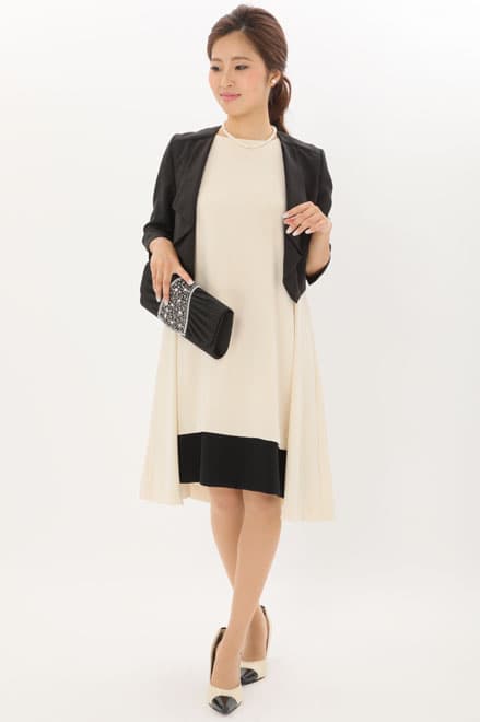 ライトベージュ×ブラックの配色テントラインドレス