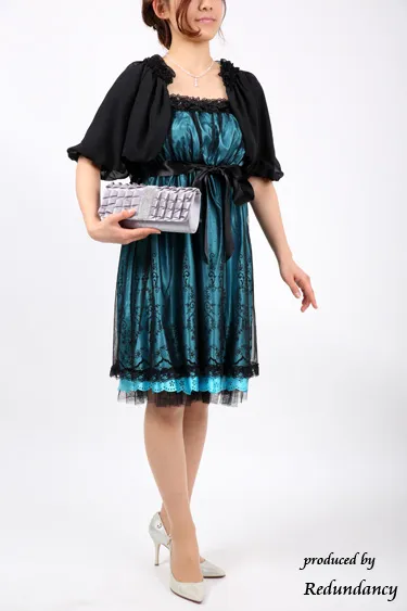 ブラックの胸元フリルボレロ