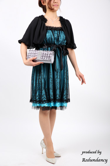 ブラックの胸元フリルボレロ