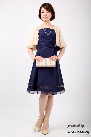 ベージュの胸元フリルボレロ