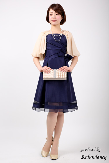 ベージュの胸元フリルボレロ